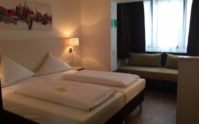 Lloyed Hotel
