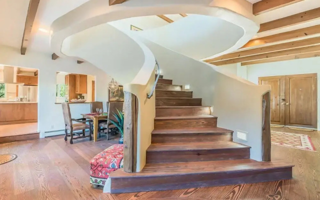 Encantada - Spacious and Luxurious Home, Walk to The Plaza