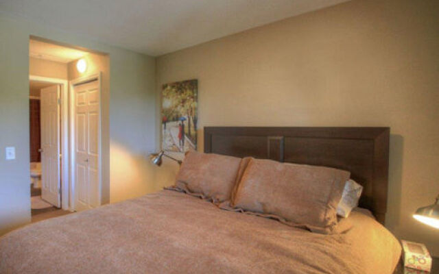 Pinnacle Pointe Resort by kelownacondorentals