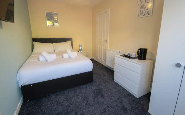 Irvine Riverside Guesthouse by Payman Club