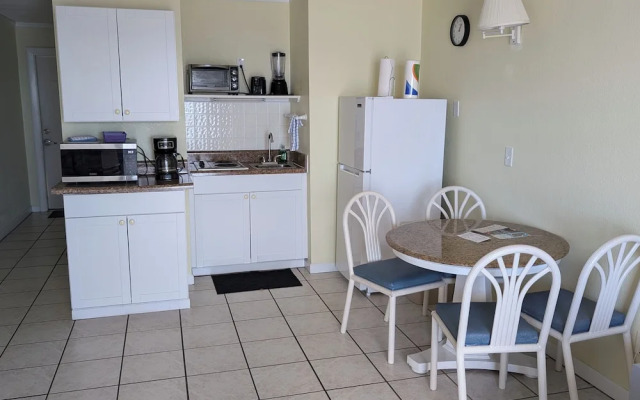 Traders Inn Beach Club