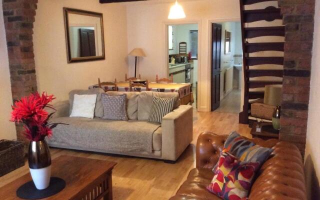 Cosy Central Windsor House Sleeps 4