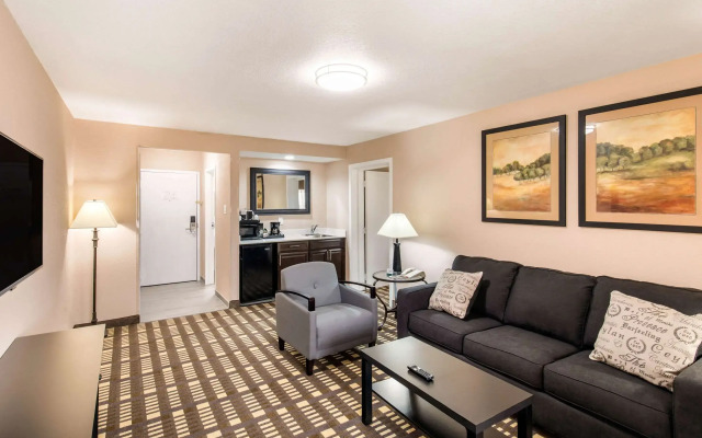 Quality Inn & Suites Plano East - Richardson