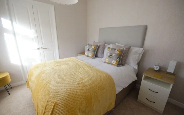 Hollicarrs - Bumblebee Lodge