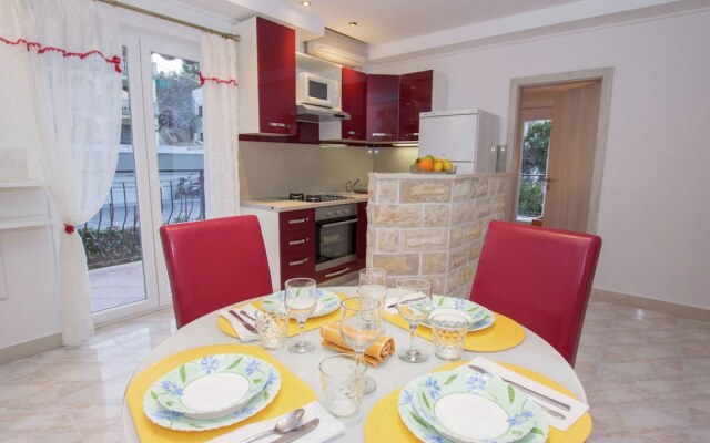 Apartment 5 km From Trogir's Center