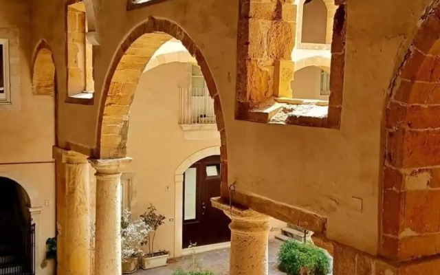2-bed Island Retreat - Baroque Courtyard & Views