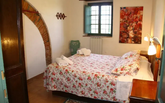 Apartment in Guasticce With Shared Pool