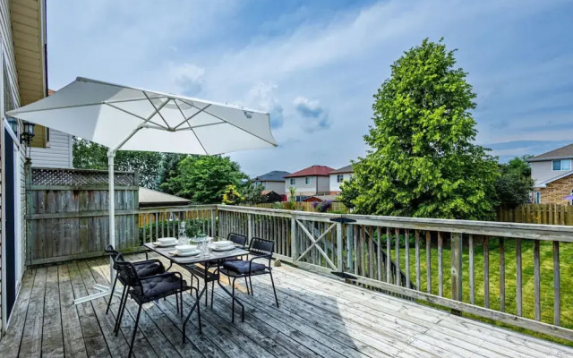 High-ceiling Home Relaxing Patio in Waterloo