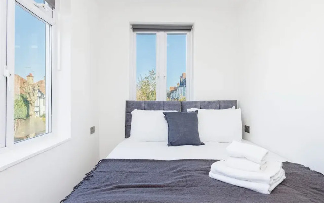 North West London Studio Apartment - Sleeps 3