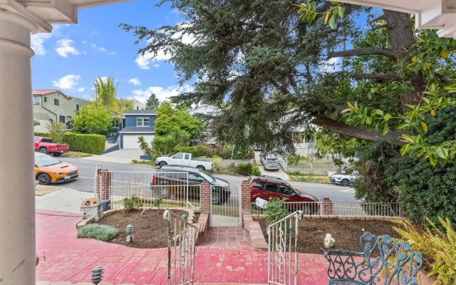 Russell House Near Hollywood & Griffith Park 3 Bedroom Home