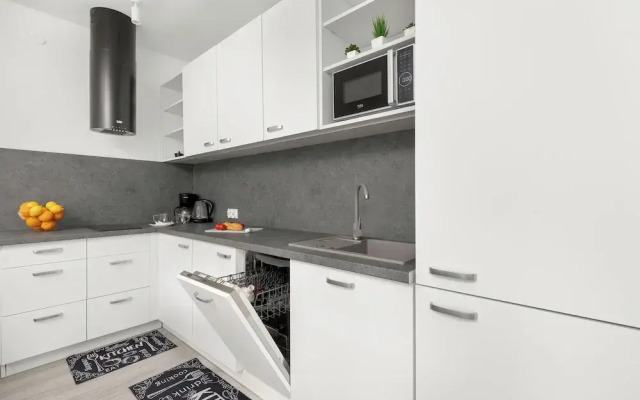 Sunny Apartment With Parking by Renters
