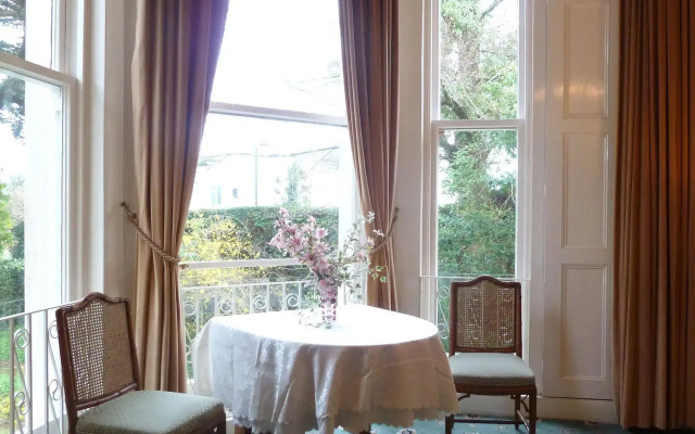 Muntham Holiday Apartments & Town House