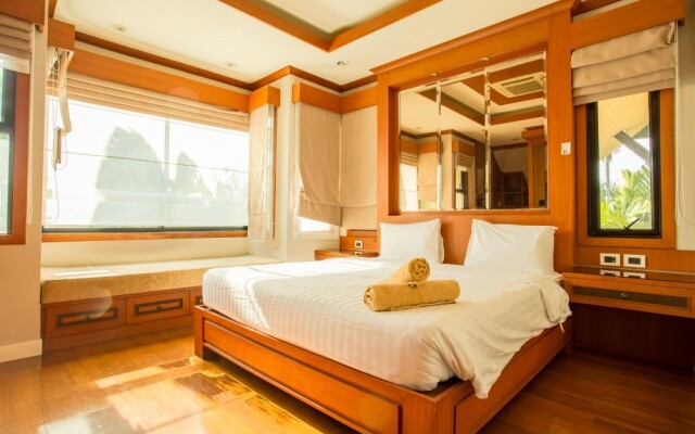 Dancenter Luxury Underwater World Pattaya