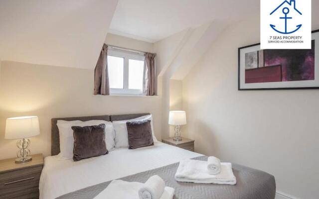 Luxury 1 Bed Snug Central by 7 Seas Property Serviced Accommodation Maidenhead with Parking