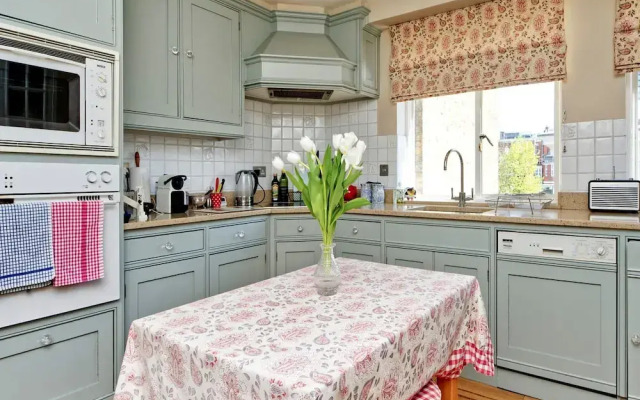 Beautiful and Spacious 2 Bedroom Apartment in South Kensington