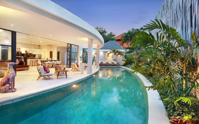 Seminyak White Design Villa