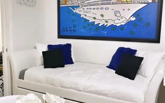 BEST DEAL! 2BR Modern Beachfront Ocean Drive WiFi
