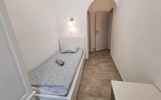 Room with privat shower in 3 rooms apartment