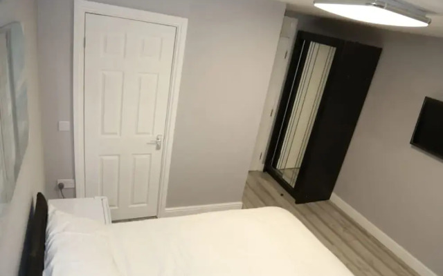 Room in House - A A Guest Room8