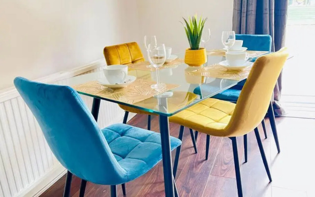 Mayfair Place - Cosy 3 Bedroom House with Free Parking