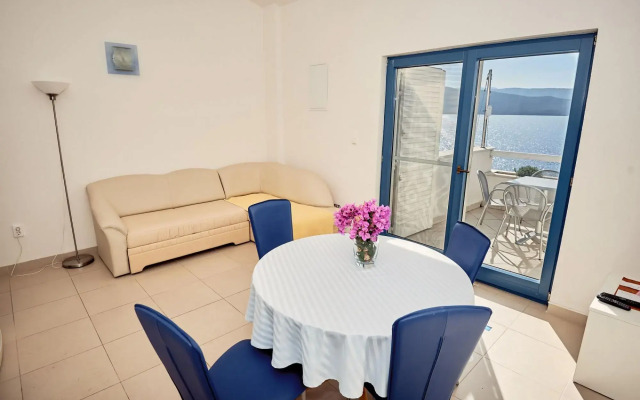 Sea front - free parking - A1(2+2)