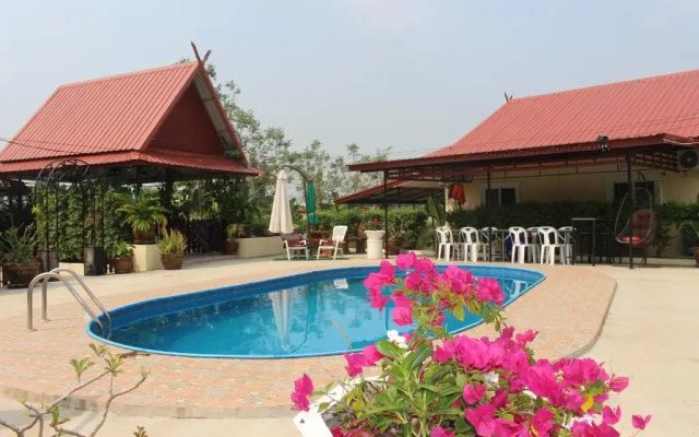 1 Double bedroom apartment with Pool and extensive Kitchen diningroom