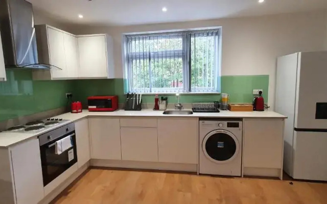 Garland Stylish Apartment 2 In Greater London