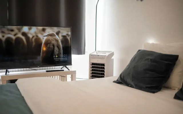 Stylish 3 Bd 3 Bath Duplex In Brussels