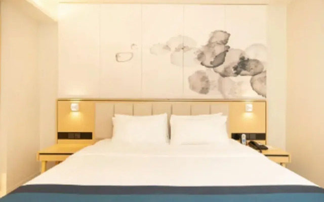 Home Inn Plus (Kunming Tongde Square Wanhong Road)