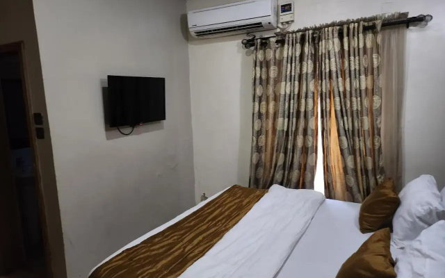 Nue Crest Hotel