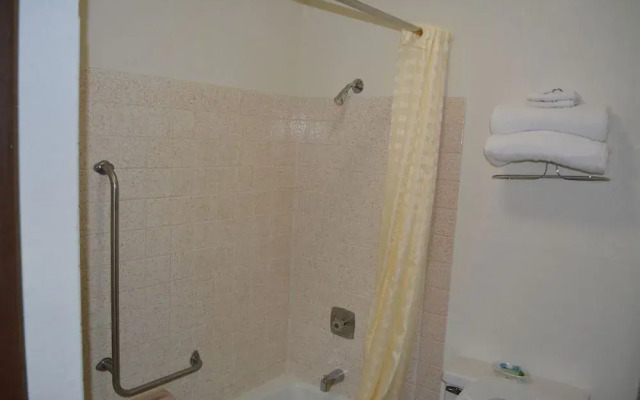 Bloomer Inn & Suites
