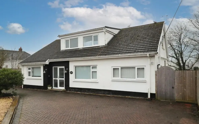 The Beach Apartment - Walk to Beach, Parking, Enclosed Garden