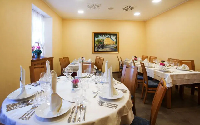 Hotel and guest house Triglav Dobrna