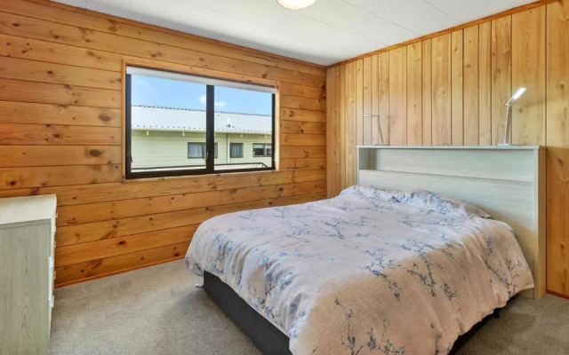 Jade Parrot - Snells Beach Holiday Home