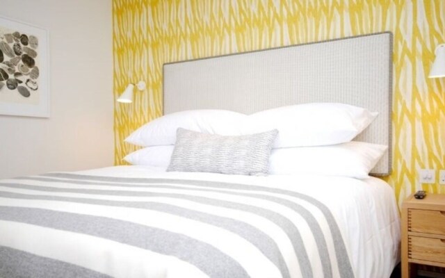 6 The Salterns, Chichester 402450