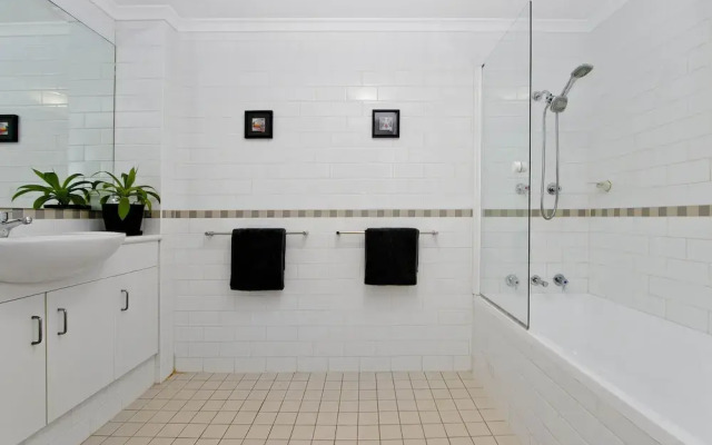 Ample Space In This 1 Bed Apt Also With Pool/Gym