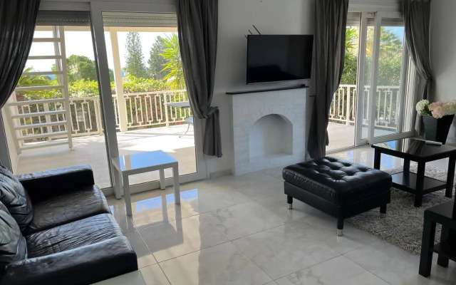 Villa Neyla Four bedroom Beach front Coral Bay