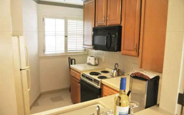 Cow Hollow Inn & Suites