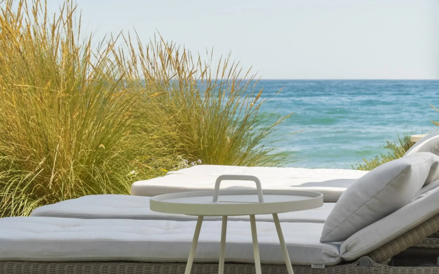 21220 Breath Taking Front Line Beach Villa