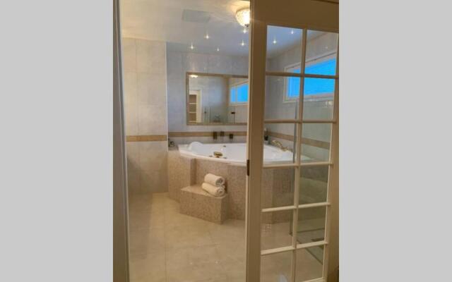 DOWNTOWN PENTHOUSE-SPA,sauna,3BR,seaview,free park