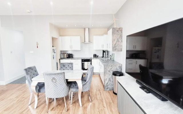 Stylish & Modern 2BR Flat