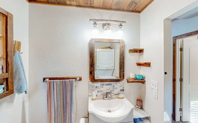 1BR Dog-friendly Lakefront Cabin w/ Canoes