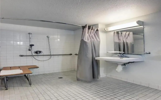 Motel 6 Bellflower, CA - Los Angeles