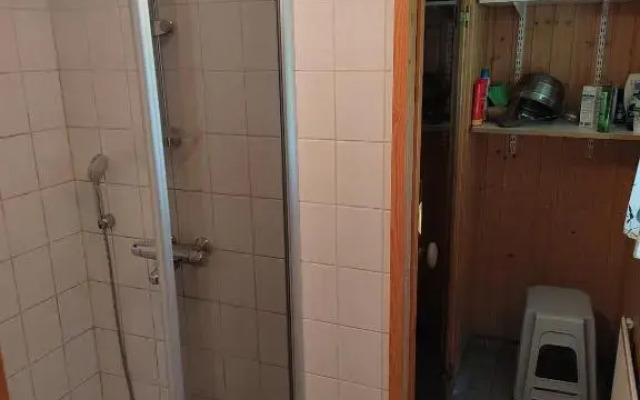 Kalle's unluxury guest house Aircon 15min city center by train