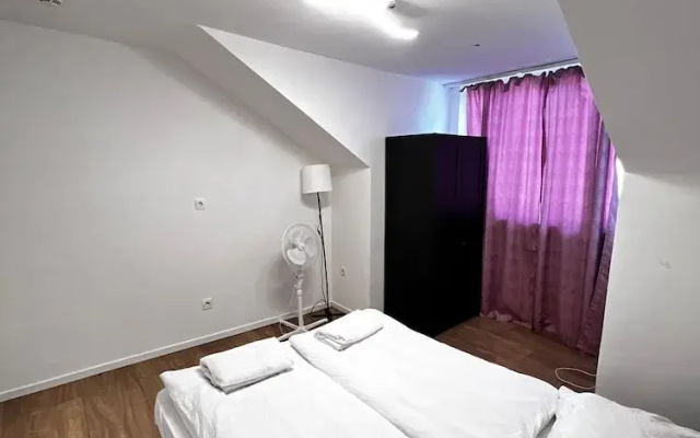 Beautiful 2BR Apt Near U6 Schoepfwerk