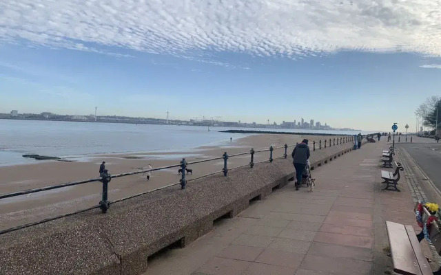 Lovely 2-bed Apartment in Wallasey, Sleeps 4
