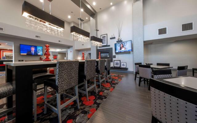 Hampton Inn & Suites DuPont