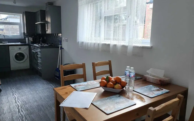 Lovely 2-bed Fully Refurbished House in London