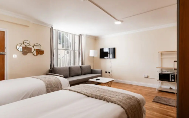 Warm Apartments in Queensway