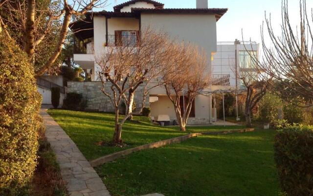 Τraditional Fully Detached Villa on a luxurious Hillock of Thessaloniki PANORAMA with its own Garden also for Family & Wedding gatherings and Kids parties under 13